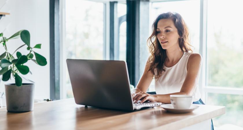 A Faceless Woman Watches Online Training From A Professional Makeup Artist  On A Laptop. Distance Learning Stock Photo, Picture and Royalty Free Image.  Image 174912347.